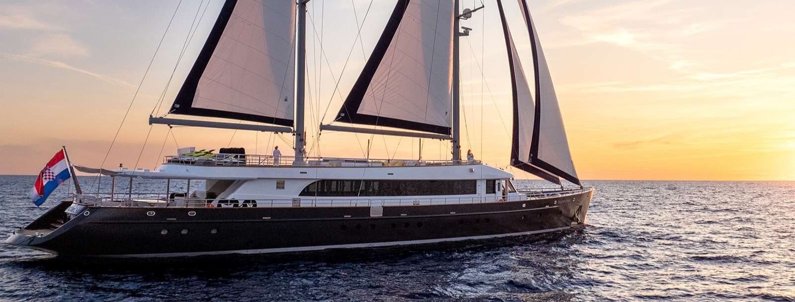 2021_customyacht43m1755697594.jpg
