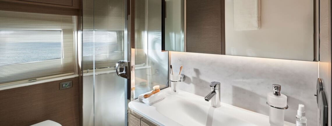 ELIZABETH Princess Yachts 18