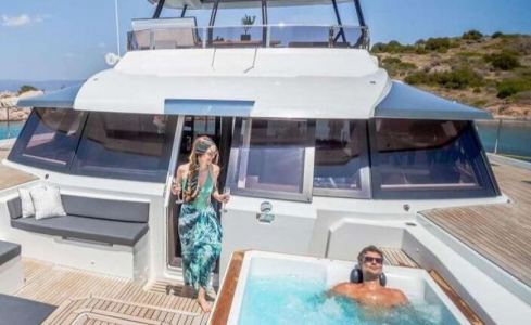 D2																Fountaine Pajot 5