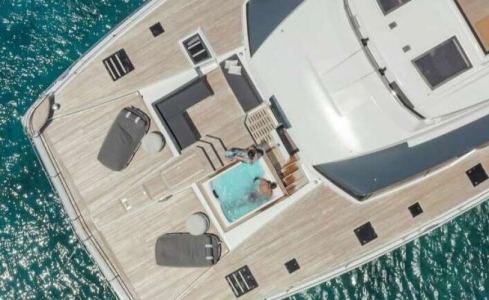 D2																Fountaine Pajot 4