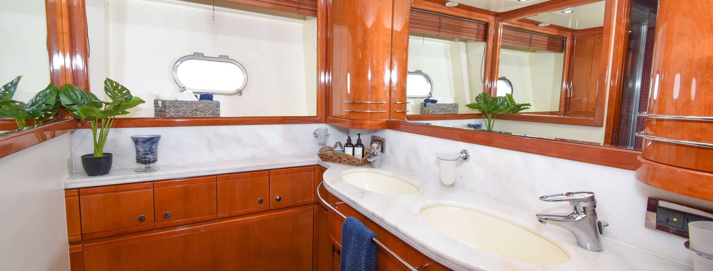 INDULGE II Ferretti 8