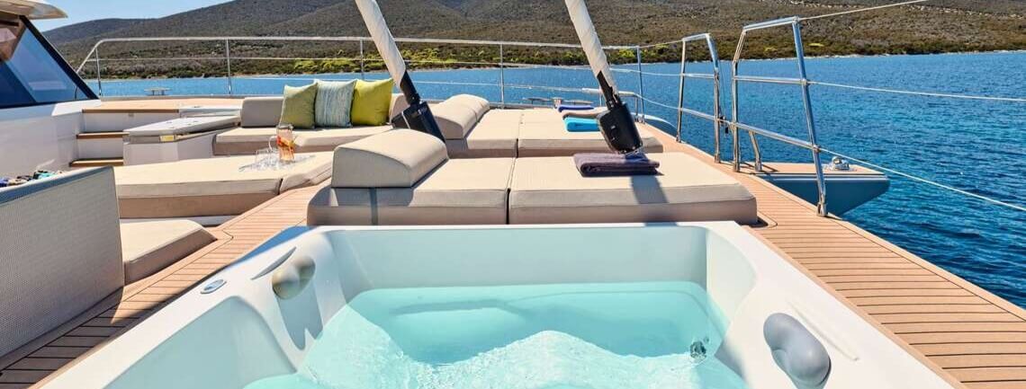 AD ASTRA 80 Fountaine Pajot 3