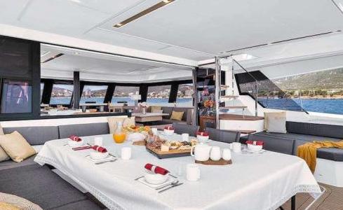 NEOW Fountaine Pajot 1