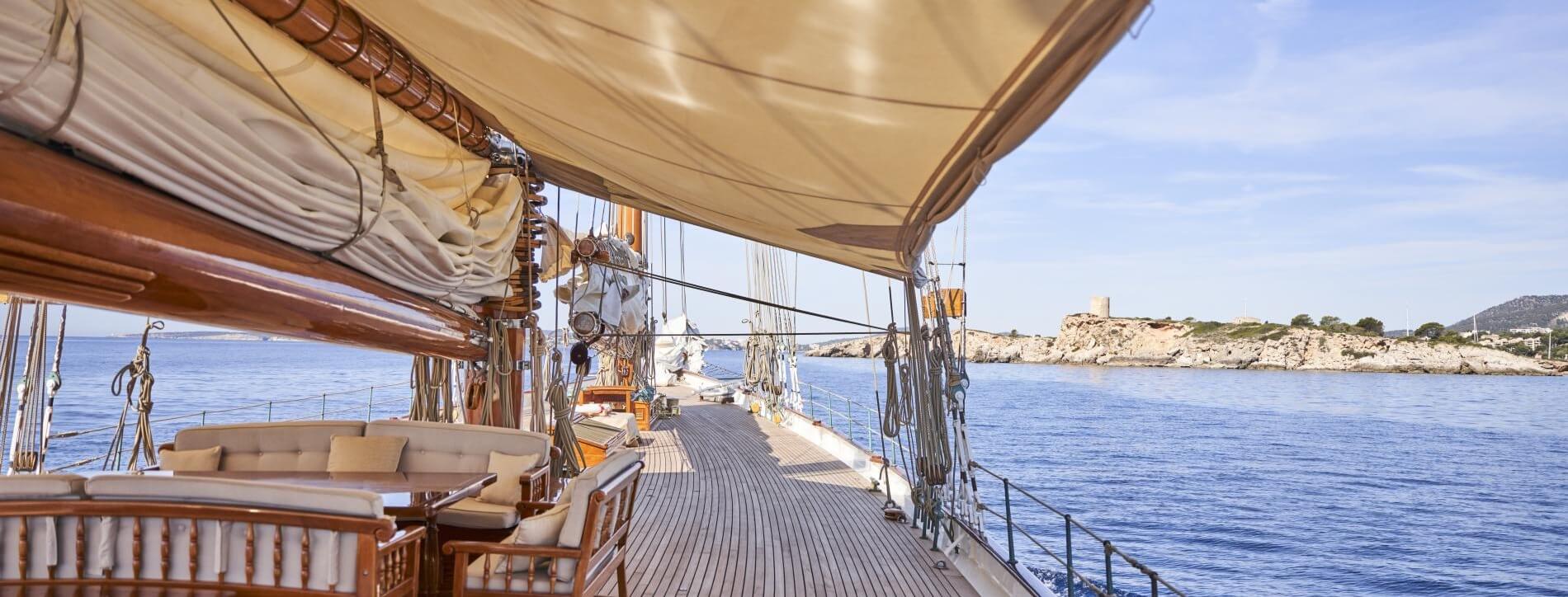 ELENA of LONDON Herreshoff 18