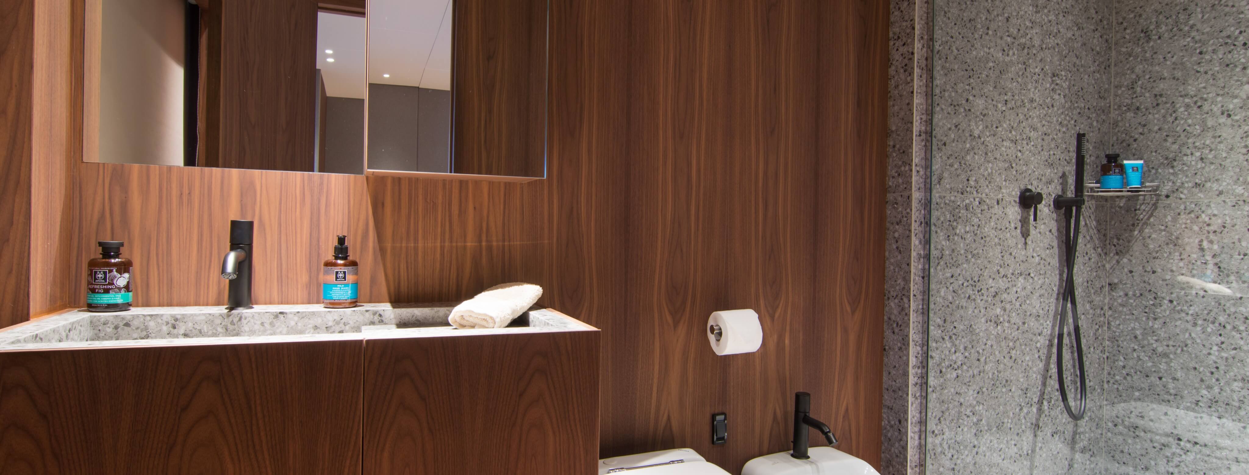 WHISPER V Ferretti 11