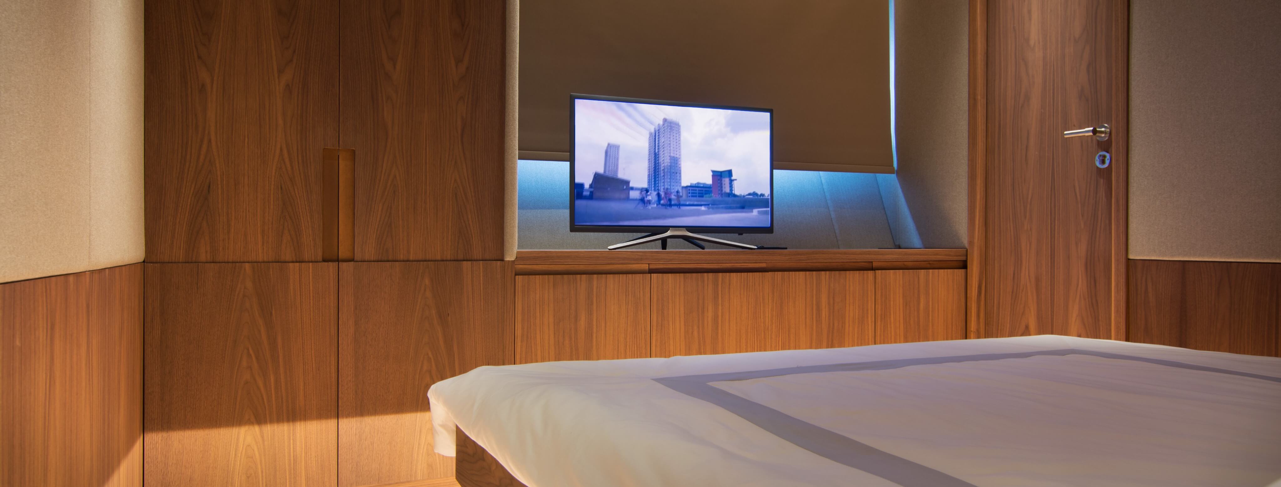 WHISPER V Ferretti 12