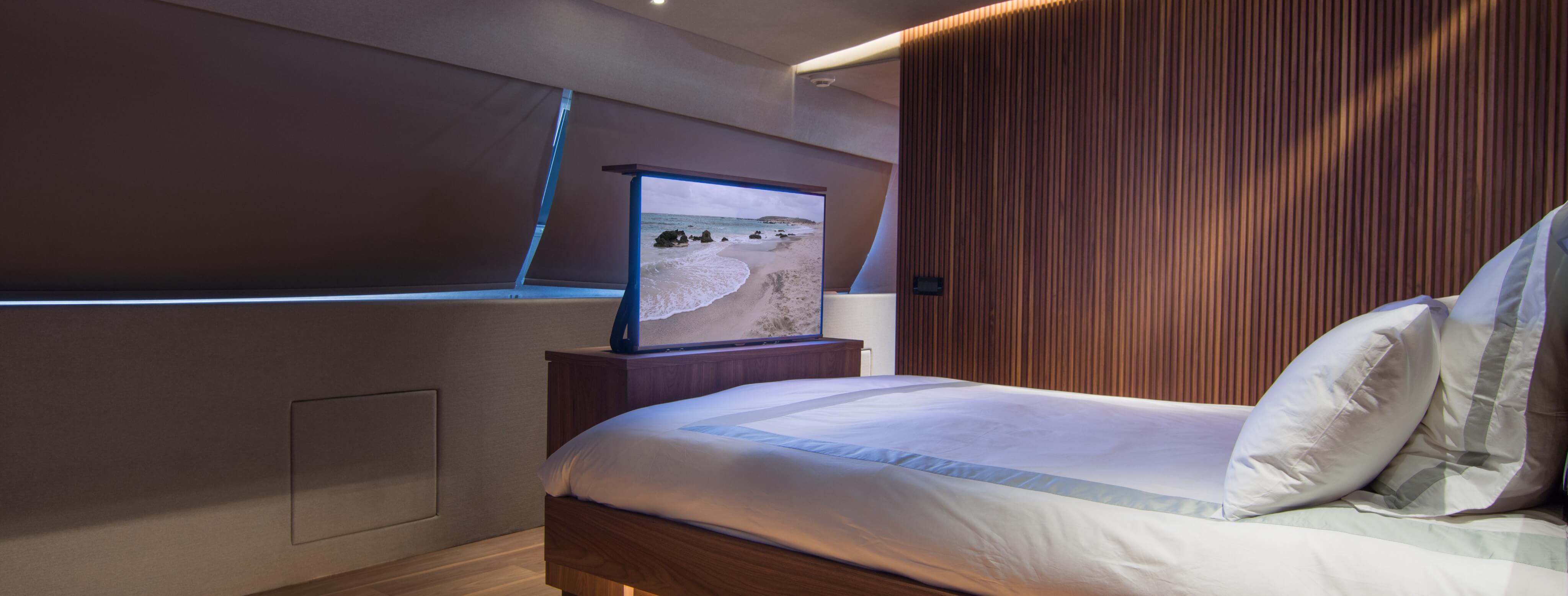 WHISPER V Ferretti 13