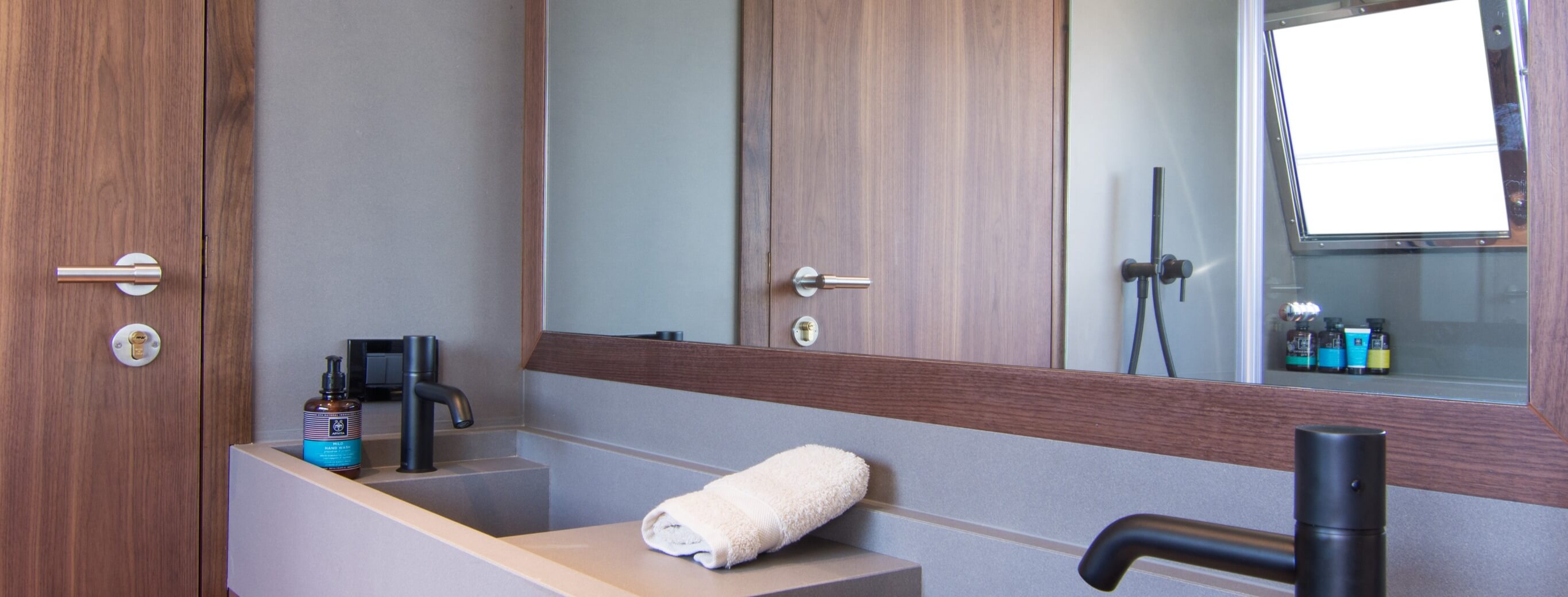 WHISPER V Ferretti 14