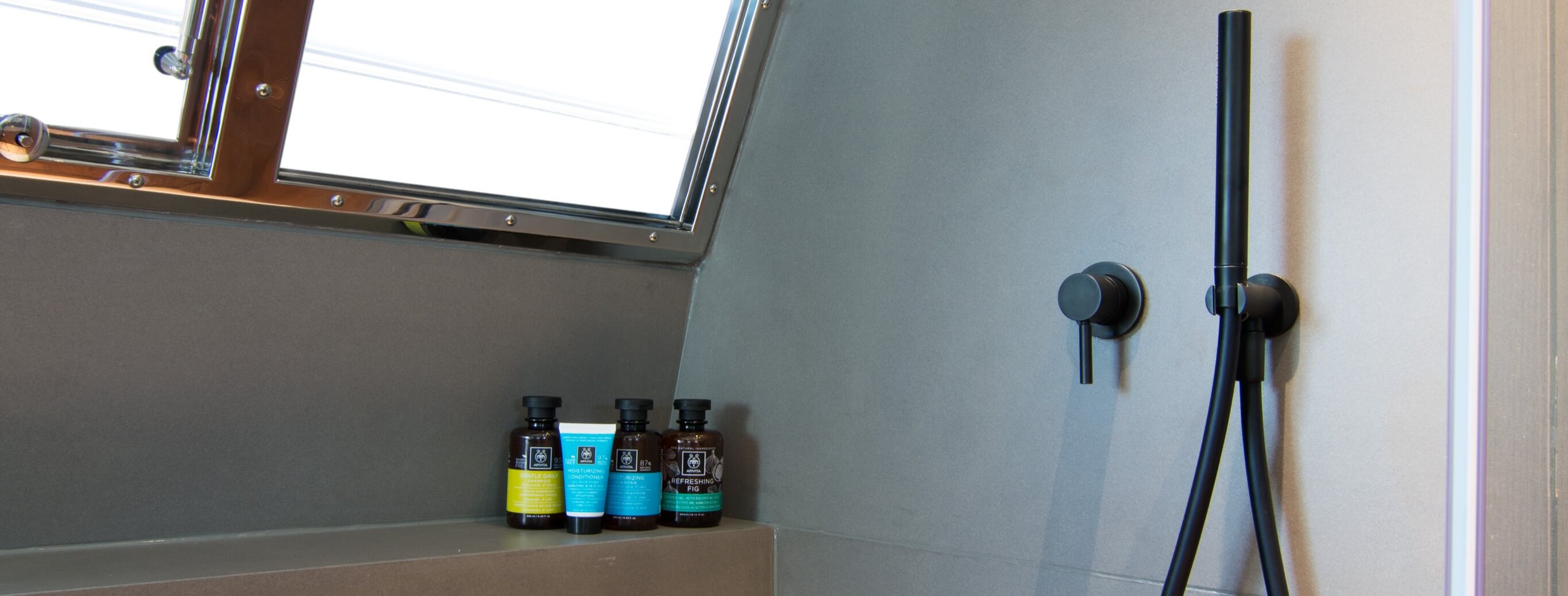 WHISPER V Ferretti 15