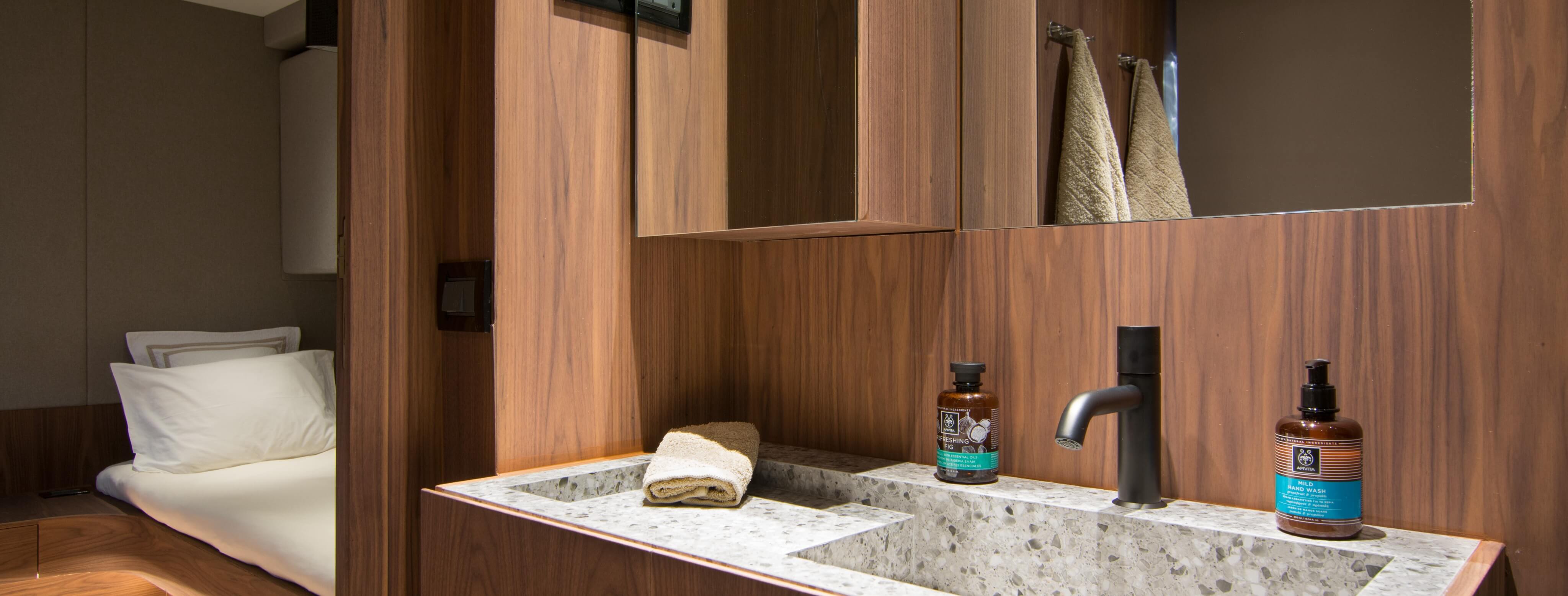 WHISPER V Ferretti 20