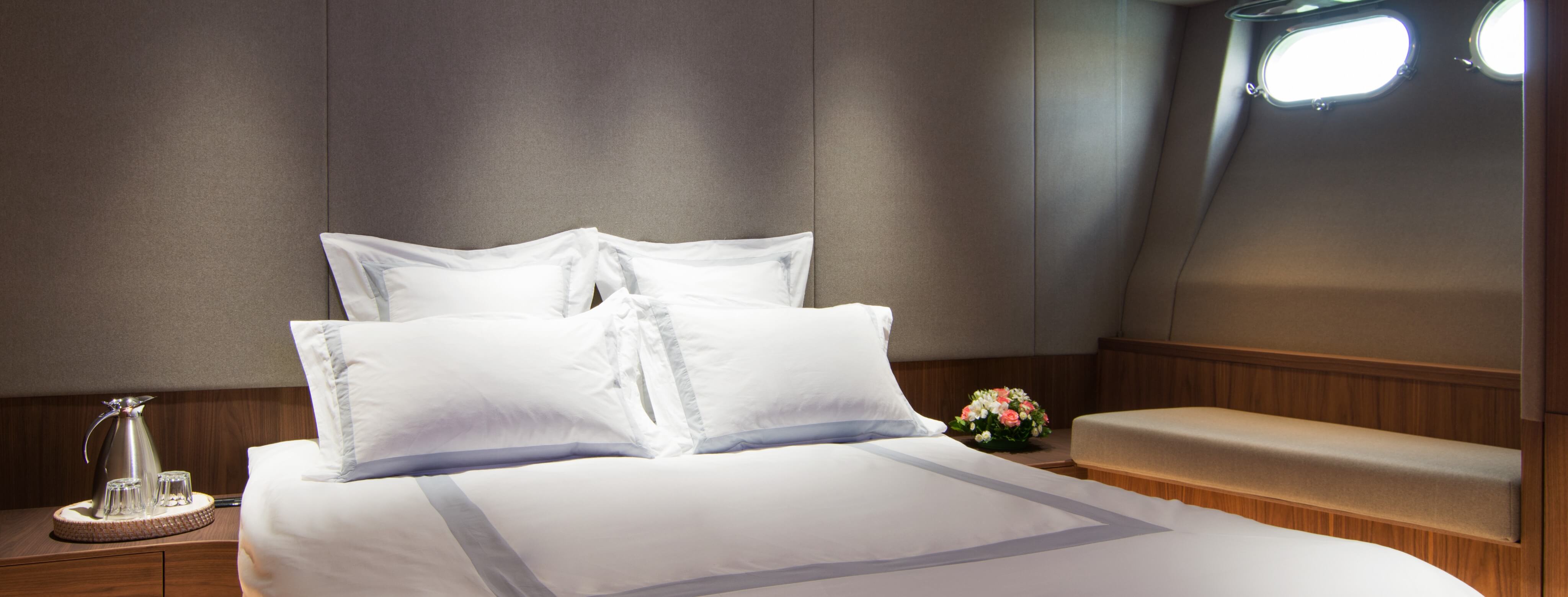 WHISPER V Ferretti 22