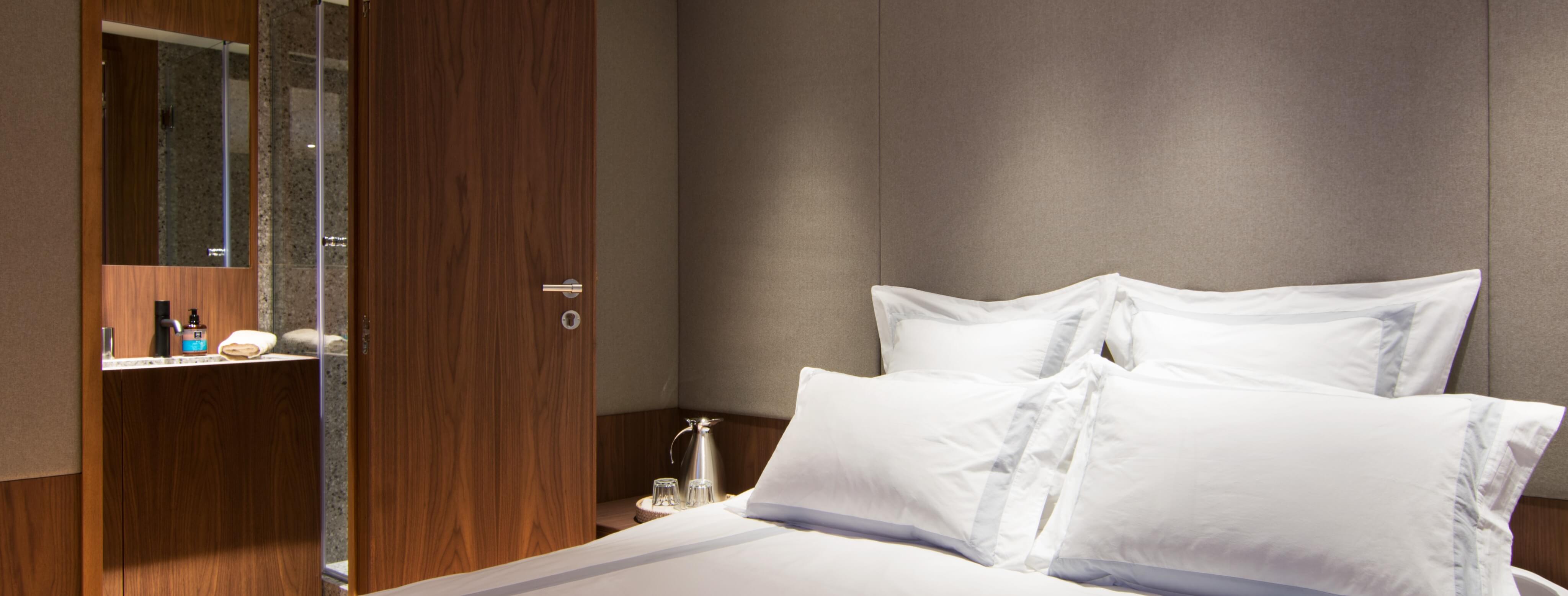 WHISPER V Ferretti 25