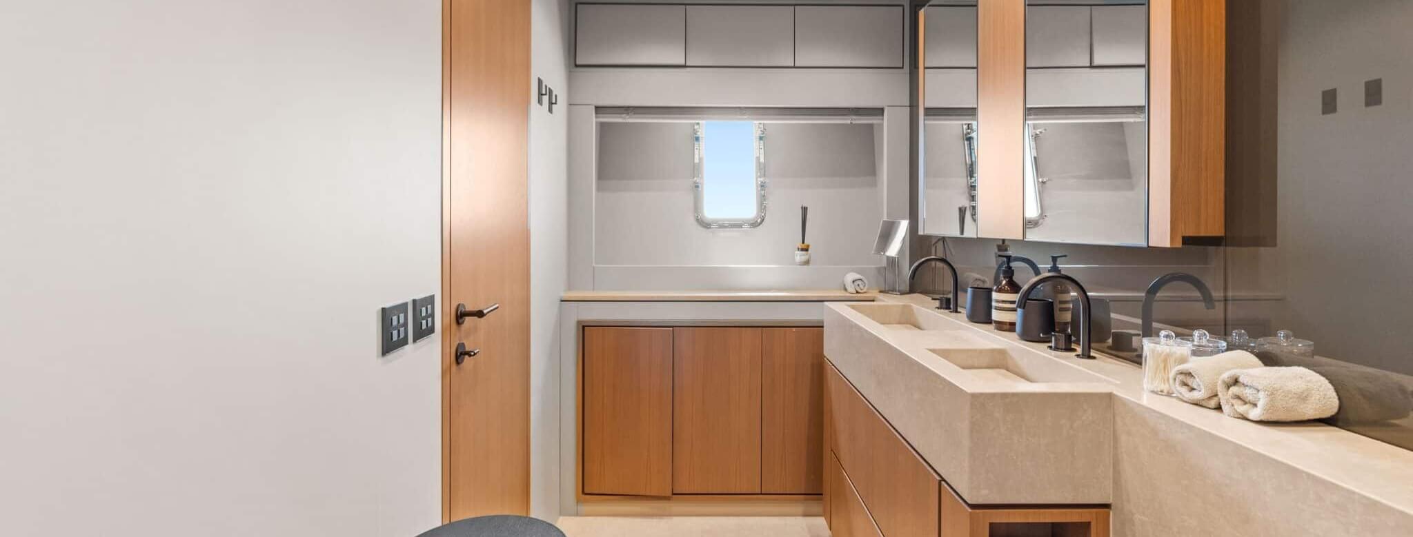 M/Y FANAMAX Overmarine 23