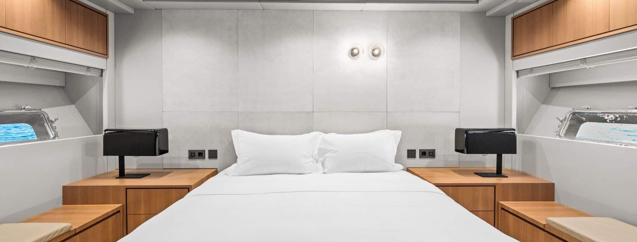 M/Y FANAMAX Overmarine 24