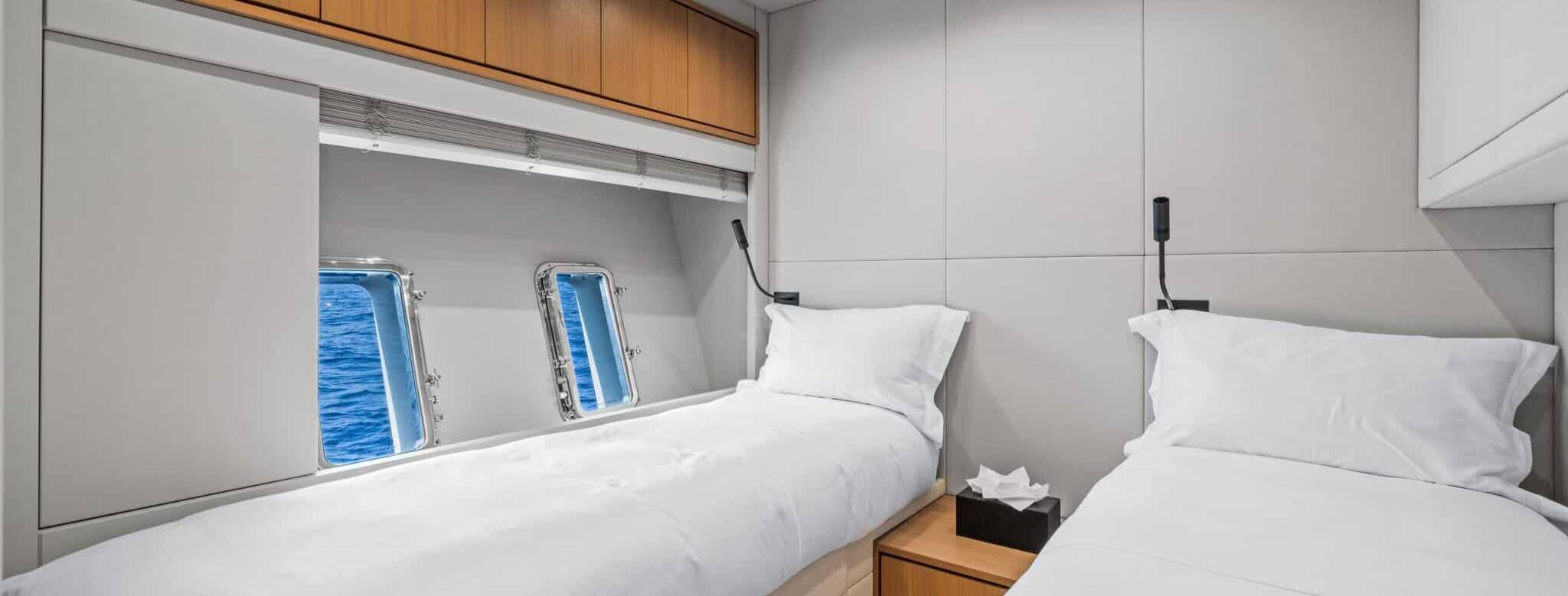 M/Y FANAMAX Overmarine 25