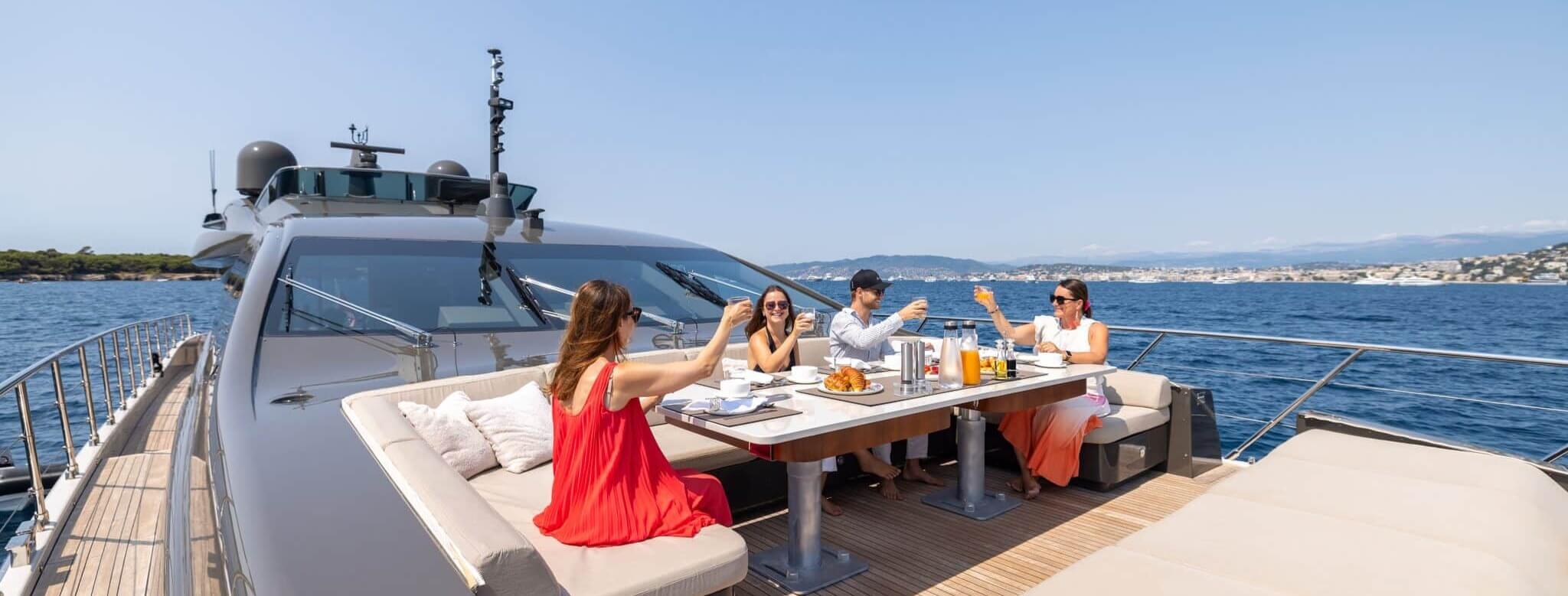 M/Y FANAMAX Overmarine 16