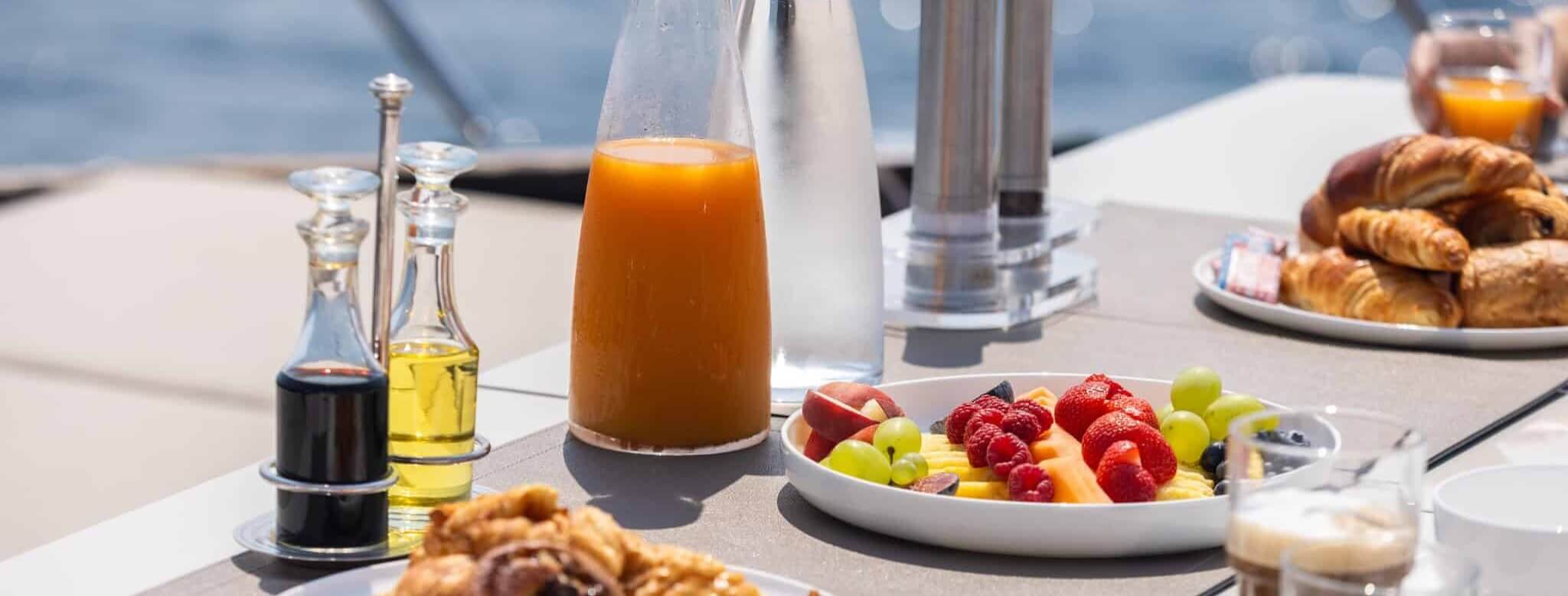 M/Y FANAMAX Overmarine 17